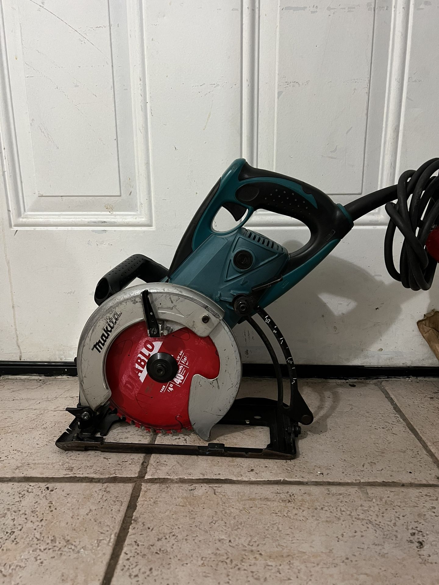 Makita saw, 7 1/4", 120 volt, 15 A, Good condition, Work perfectly