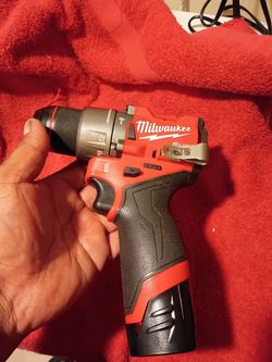 M12 Milwaukee fuel hammer drill con batería $100 fijo