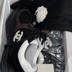 Men black channel runners