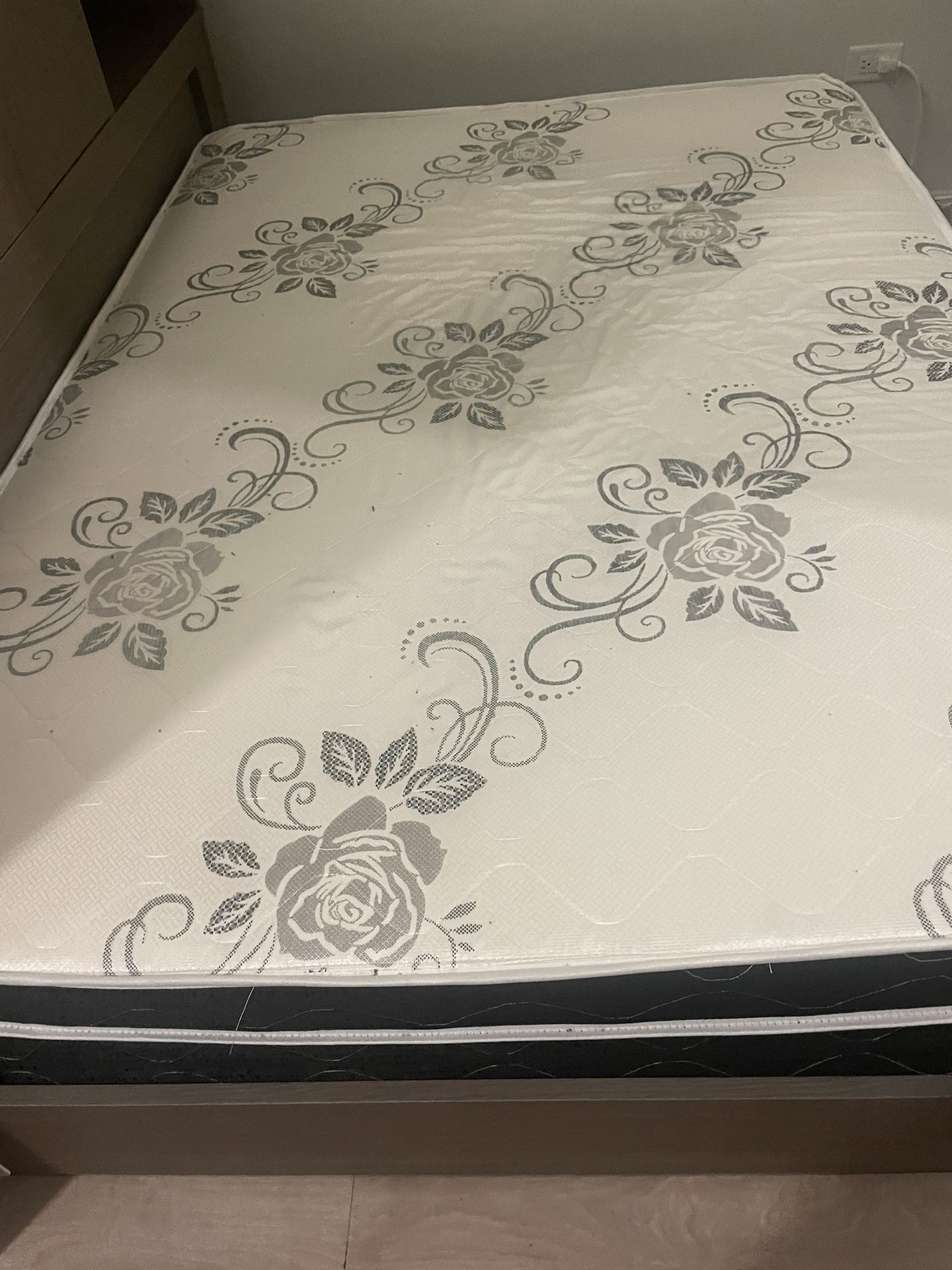 Bed: Full Size Basically New Medium Firm