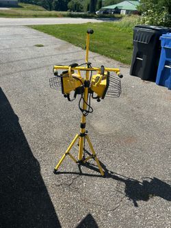 Dual Head Halogen Work Light on Tripod – Construction / Garage
