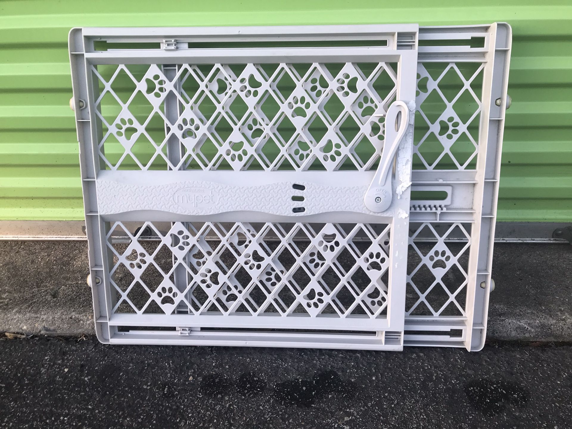 Plastic pet gate like new