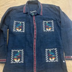 Vintage long sleeve button up top  Size: no size listed/fits M-L Needs front buttons 