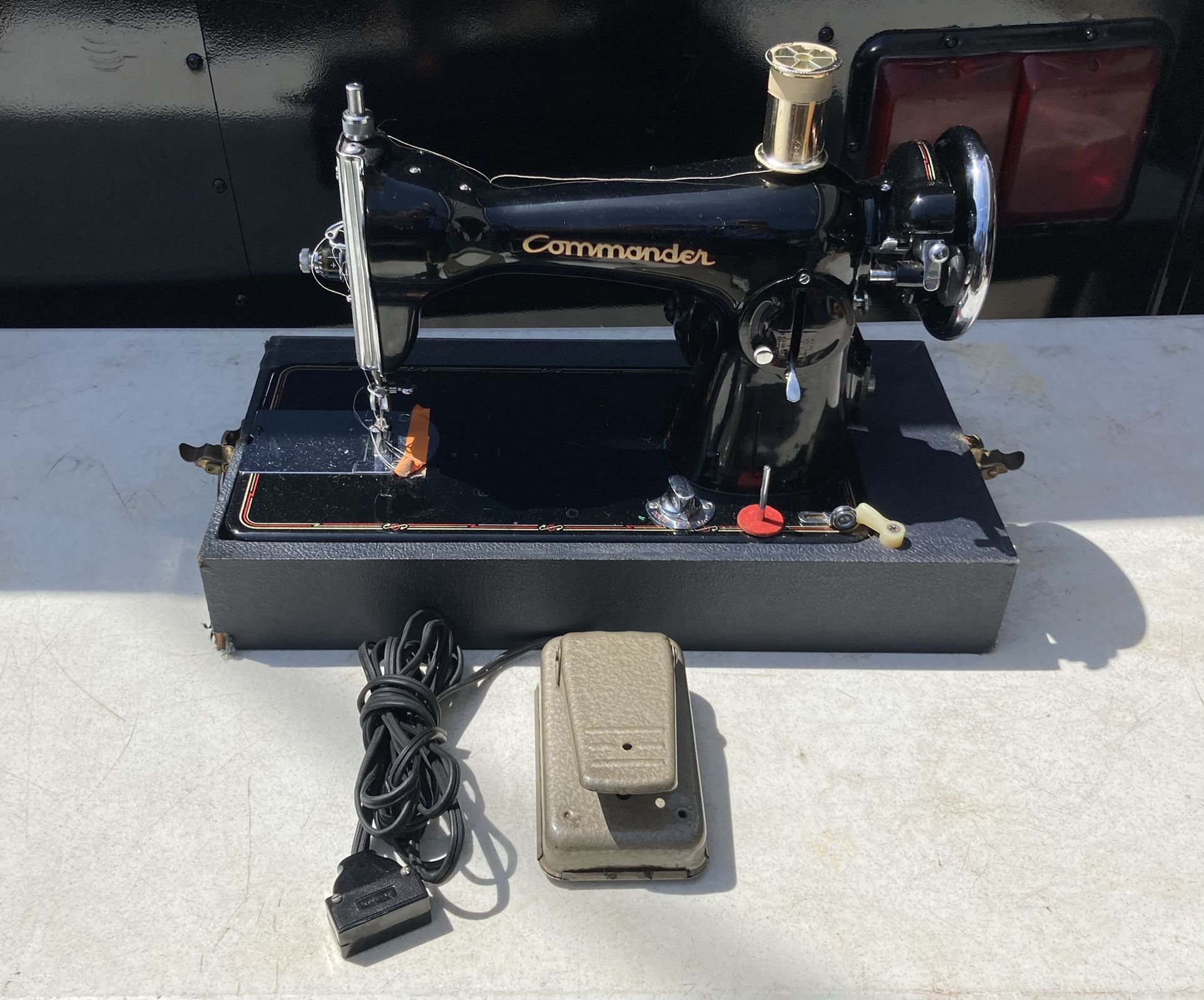 SEARS COMMANDER VINTAGE SEWING MACHINE MODEL 153270 WITH CASE