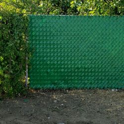CHAIN LINK FENCE PRIVACY 