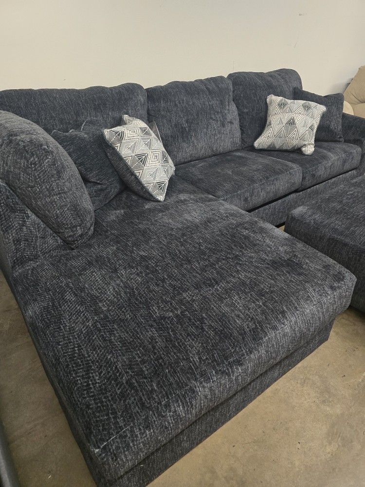 Grey Plush Sectional New (4TH OF JULY SALE)
