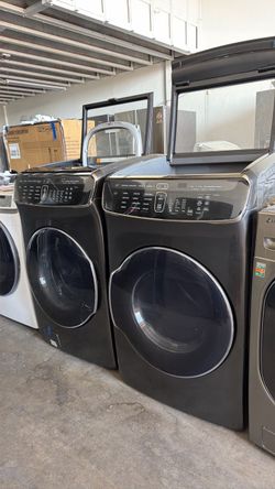 Samsung Set of washer and dryer set.