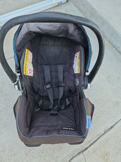 Graco Infant carrier with base.