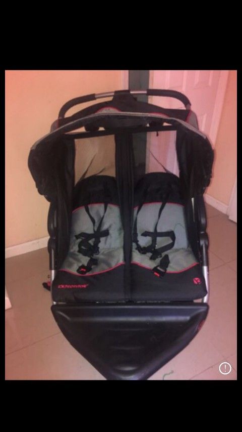 Double jogging stroller only used 4x
