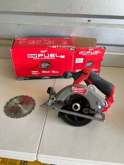 Milwaukee M12 FUEL 12V Lithium-Ion Brushless 5-3/8 in. Cordless Circular Saw (Tool-Only)