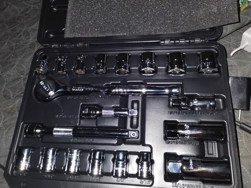Mechanic  Ratchet And Multiple Size Socket