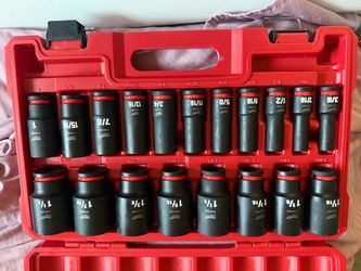 LMilwaukee SHOCKWAVE Impact Duty 1/2" Drive SAE Deep 6-Point Socket Set (Model 49-66-7012) featuring 19 black industrial-grade sockets.