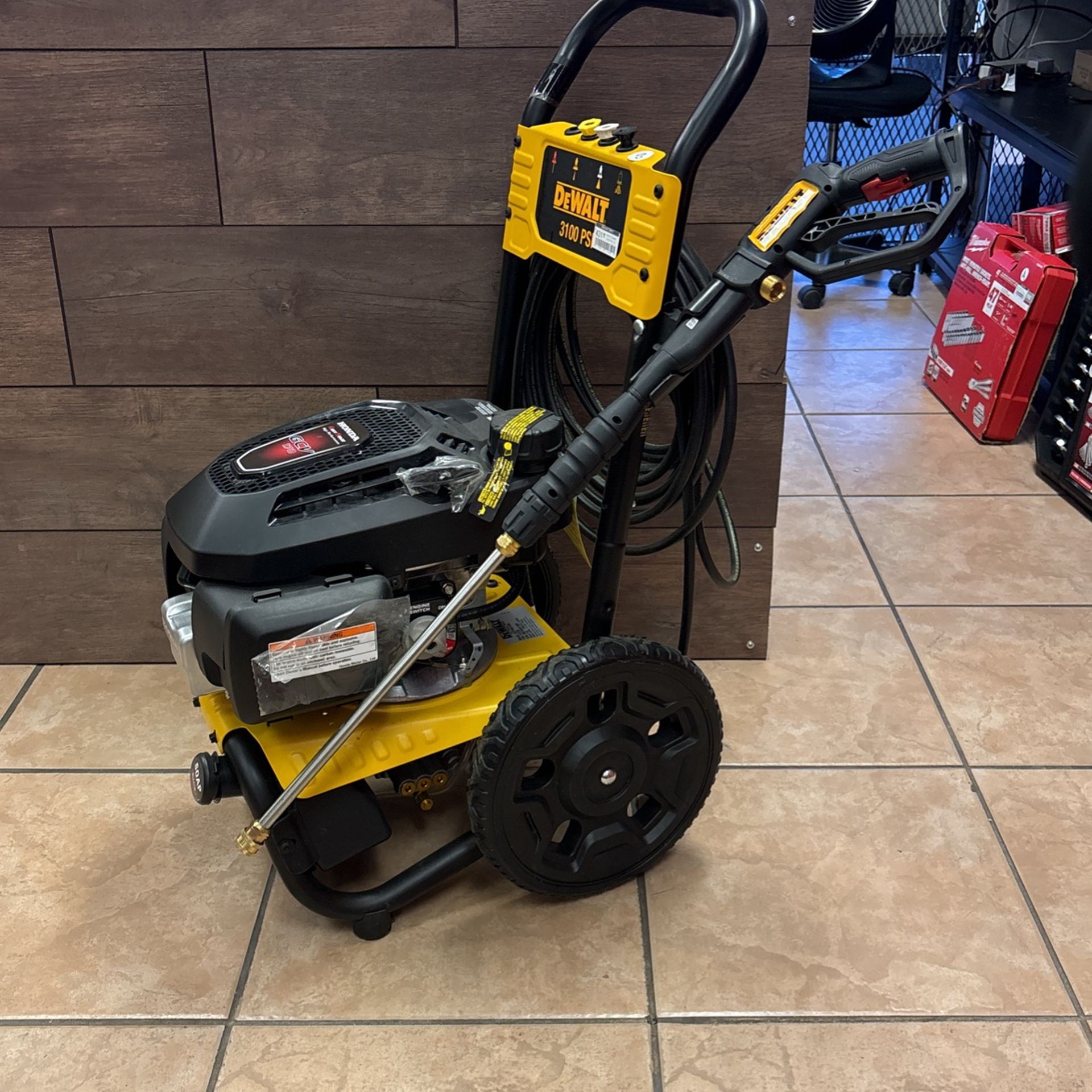 Dewalt 3100 PSI 2.3 GPM Gas Cold Water Professional Pressure Washer with Honda GCV170 Engine