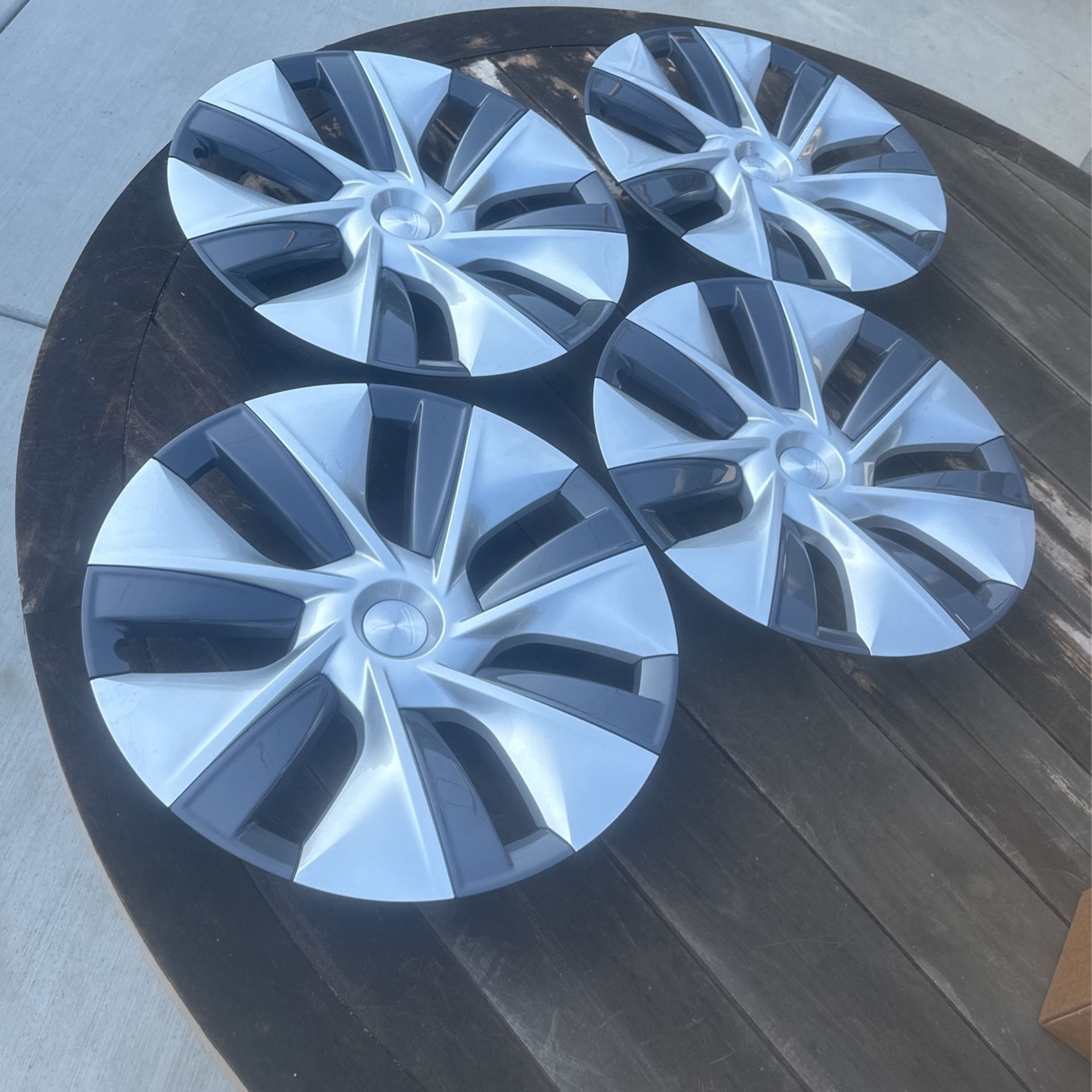 Tesla Model Y Stock Wheel Covers (new) 2024 Vehicle