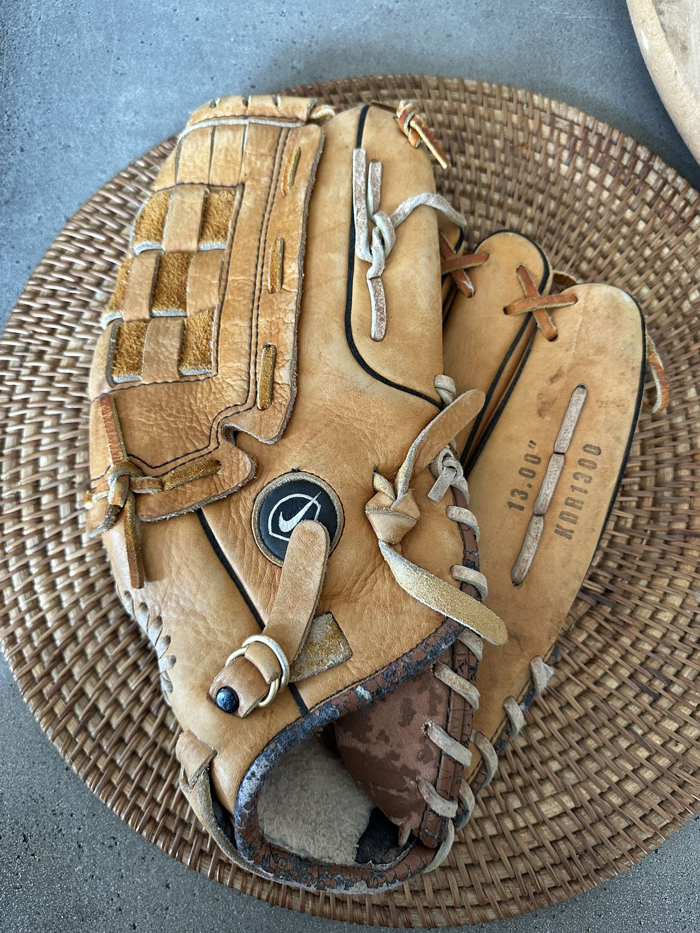 Nike Right Handed Baseball Glove Diamond Ready 13” KDR 1300