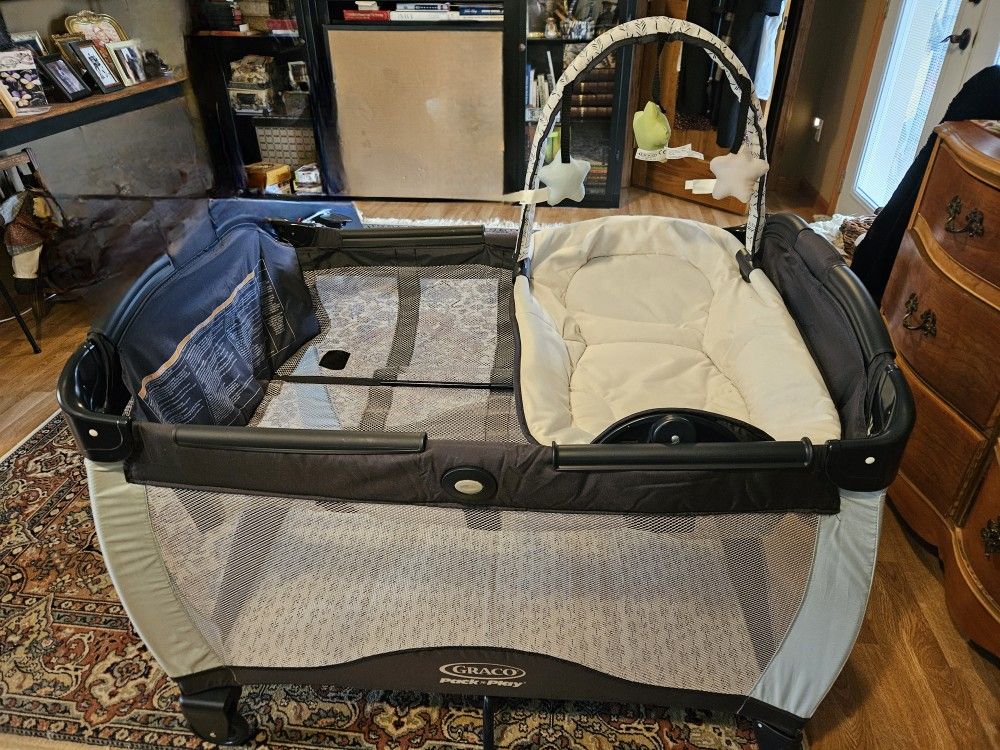 Graco Pack 'N Play Playard Reversible Napper & Changer XL