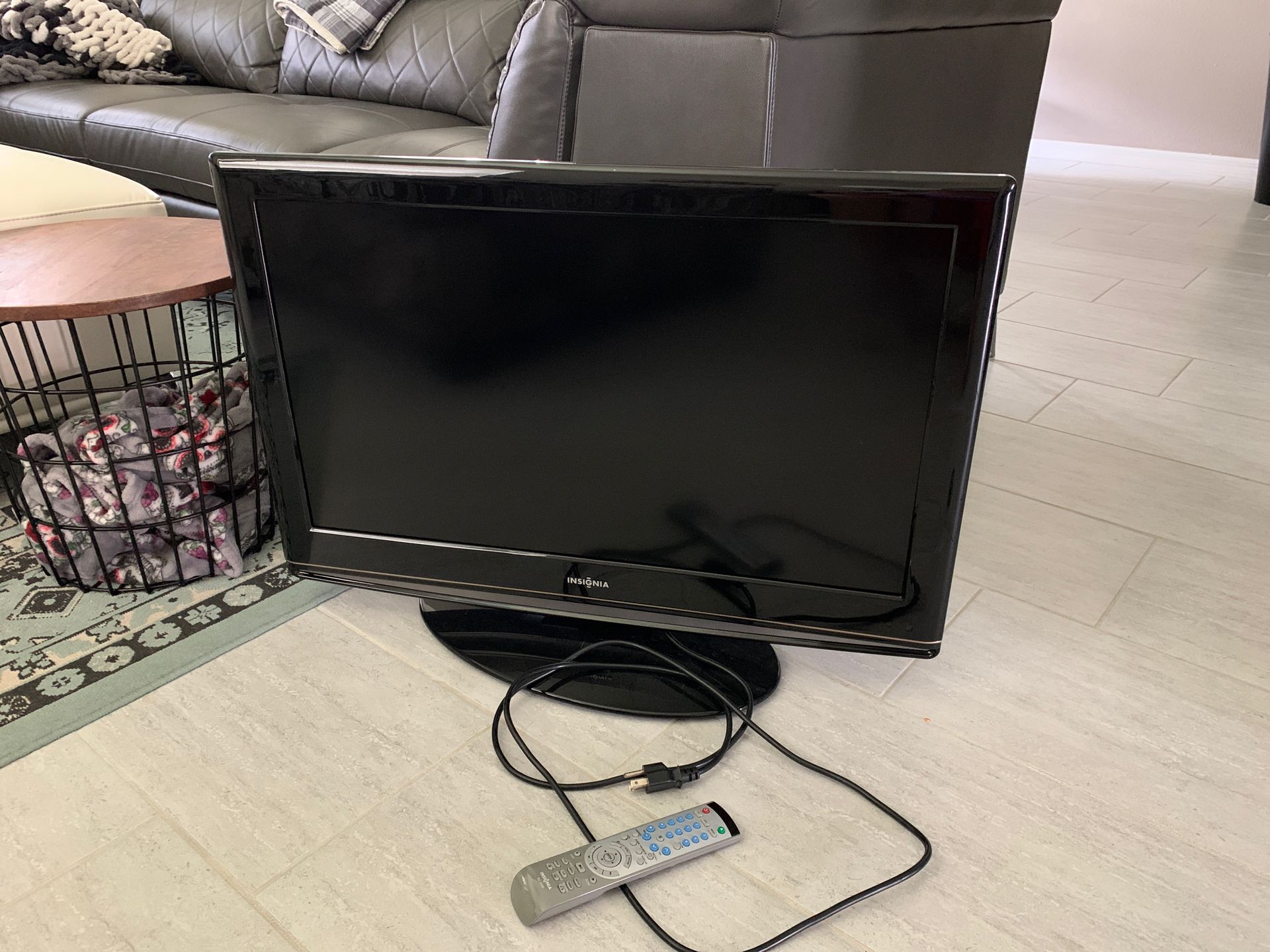 32 inch insignia TV with built in DVD player
