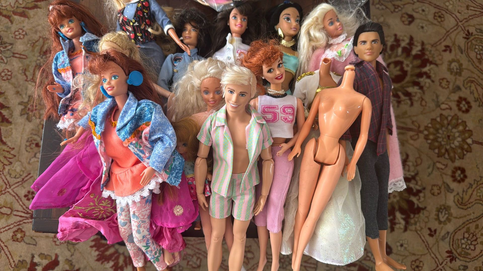 lot of Barbie and 2 Ken dolls