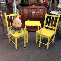Toddlers table & 2 chairs