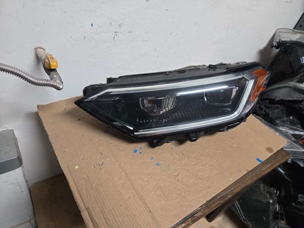 KsVOLKSWAGEN JETTA OEM LEFT SIDE HEADLIGHT