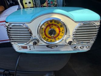 Vintage looking radio/ cd player all works great