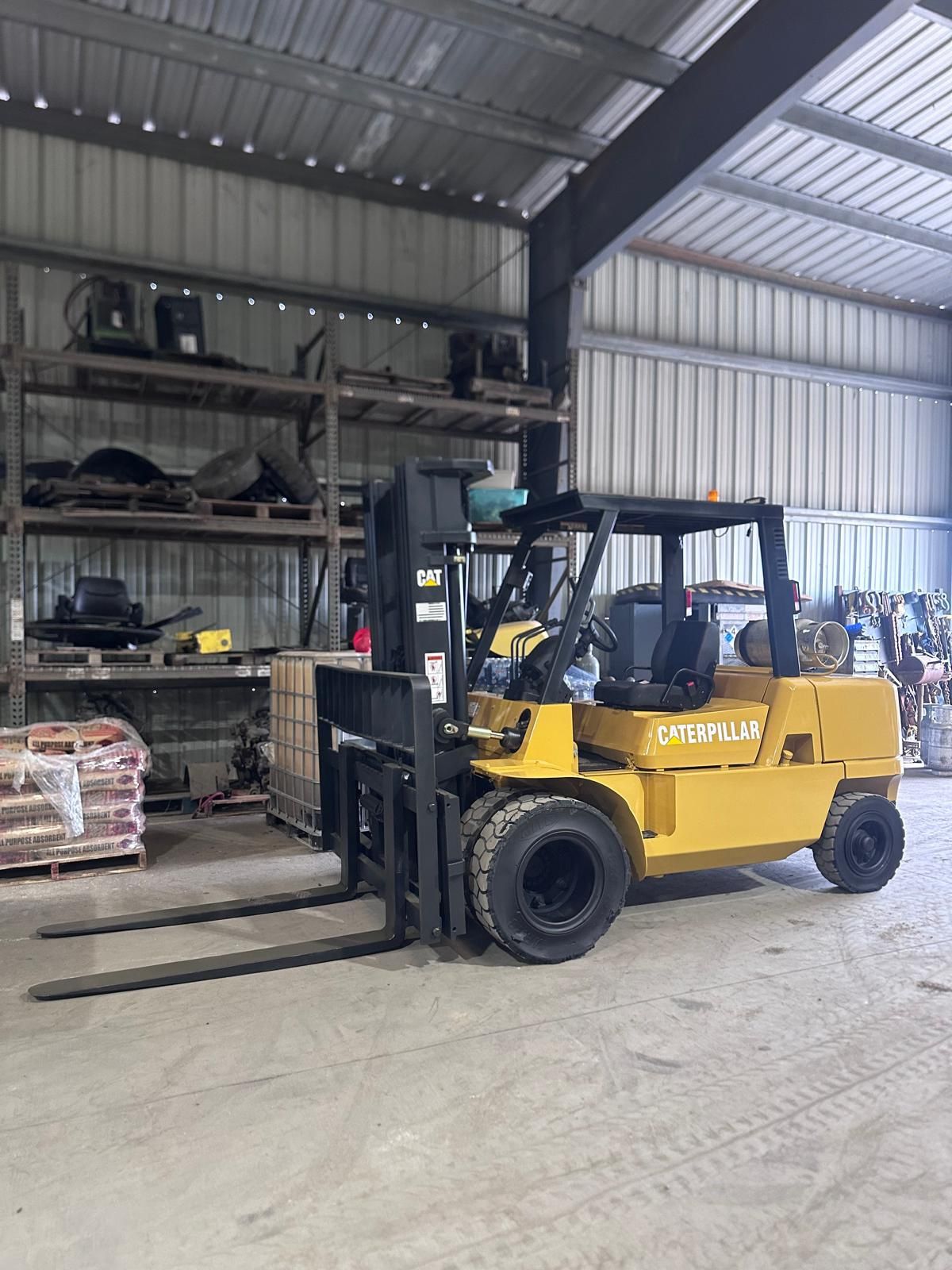 2006 Caterpillar 11,000 lbs capacity forklift