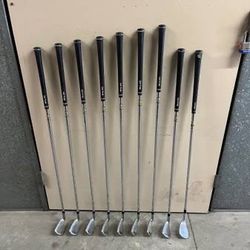 MEN'S RIGHT HANDED CLEVELAND GOLF CLUBS WITH CLUB SLEEVES!