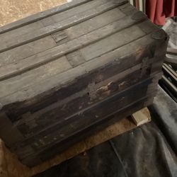 REDUCED!!!! Vintage Trunk