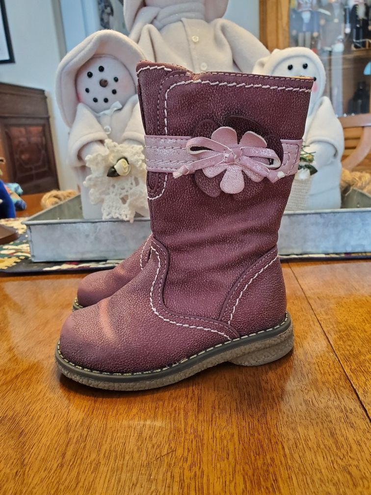 Girls size 6 boots