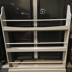 Kid’s Wall Mounted Bookshelf