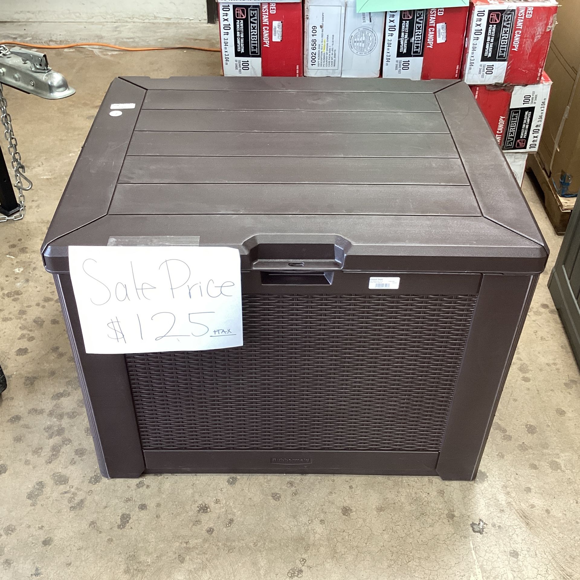 (New) Rubbermaid 74 Gal. Medium Resin Deck Box