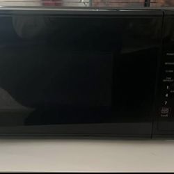 Black Mainstays 0.7 Cu ft Countertop Microwave Oven, 700 Watts