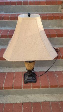 2 LIGTING FIXTURES TABLE LAMP WITH SHADE AND VANITY LIGHT