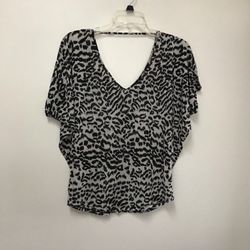 Women’s EXPRESS 100% polyester Black & Off White V-neck short sleeve top… Size-XS