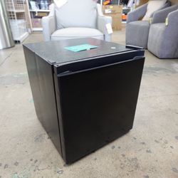 Hisense 1.6 Cu Ft Single‑Door Mini Fridge – Black