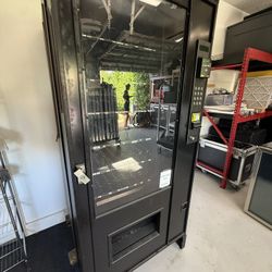 Vending Machine With Eport. Connected And Ready To Go.