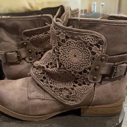 Ankle Boots / Women’s Size 7
