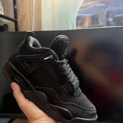 Used Jordan 4 black Cats Size 9