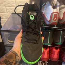 Kyrie 4 Halloween Size 9