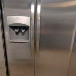 New Frigidaire 26 Cu Ft Side by Side Fridge