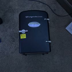 9 can mini fridge 