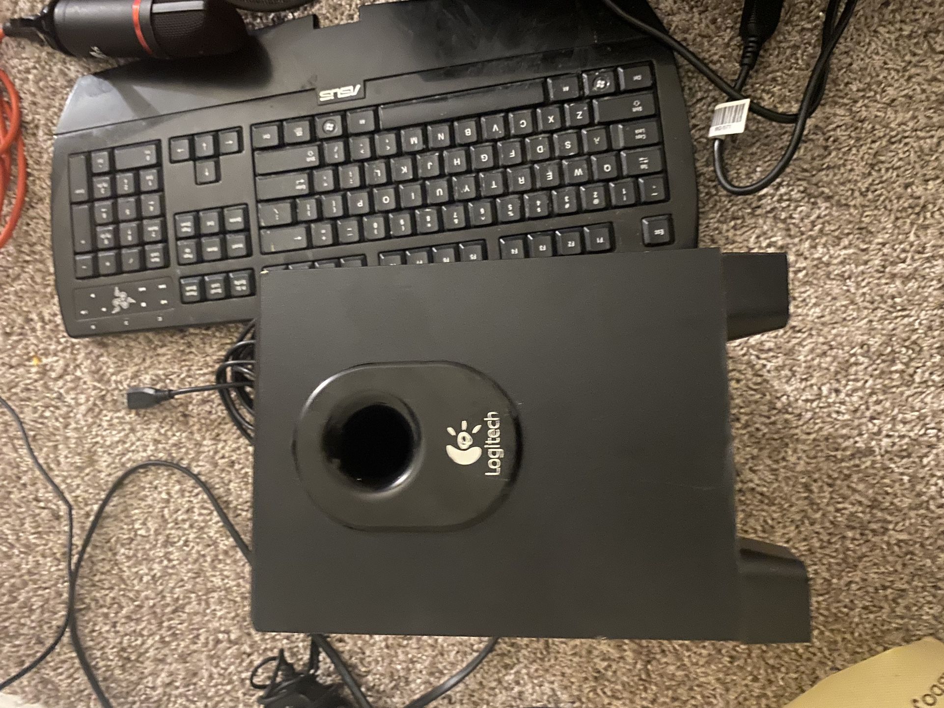 HP PC W/ Logitech Subwoofer Speaker & Game Keyboard