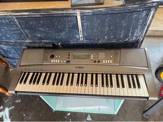 Yamaha Keyboard (looks like a Yamaha YPT-210)
