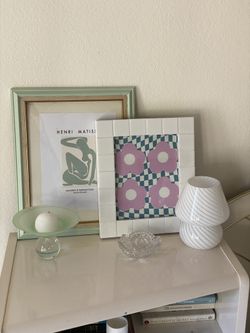 Minimalist white tile frame ๐ผ