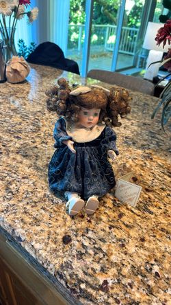 Beautiful porcelain doll, her head moves when the music plays. Excellent condition.