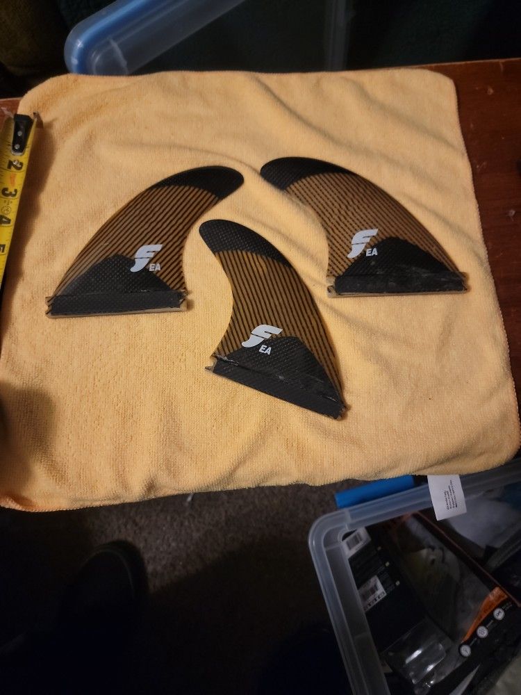 Future thruster surfboard finns