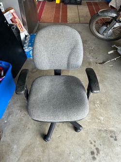 STANDARD OFFICE CHAIR (READ DESCRIPTION)