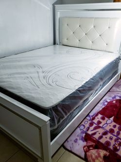 NEW QUEEN MATTRESS. Bed frame is not available. Take it home the same day 👍