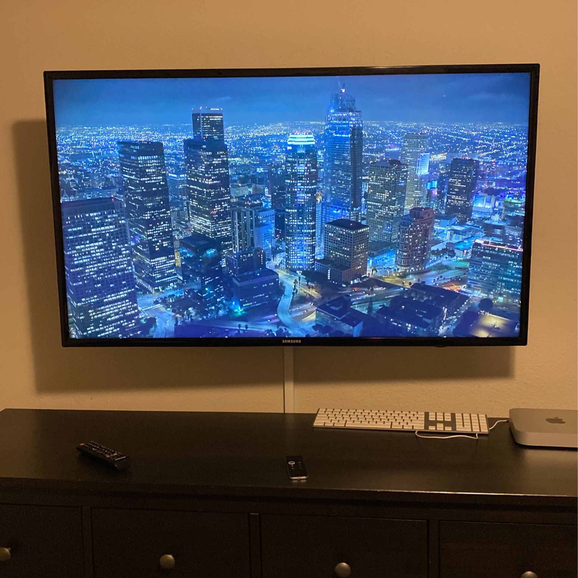 Samsung 50” LED TV with Swiveling Wall Mount 