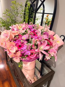 Fresh flower arrangements pink tones
